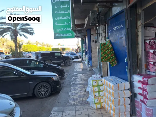 محل تجاري للبيع والاستثمار في محلات باب بن غشير بالقرب من محلات لبيع مستلزمات الأفراح واكياس النايل