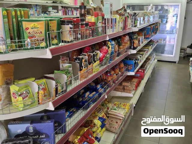 للبيع بداعي السفر: سوبر ماركت (خلو) بضاعة وتجهيزات. للجادين فقط