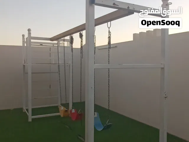 ارجوحة حديد للبيع مع 3 ارجوحات و مكان لعمل قفص