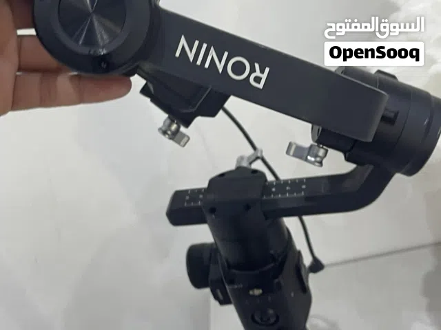 هذا هو مثبت الكاميرا (جيمبل) DJI Ronin-S أو Ronin-SC.