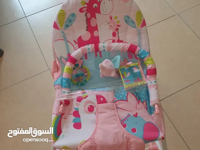 كرسي طفل وسرير طفل مستعمل استعمال خفيف والبيع بداعي السفر