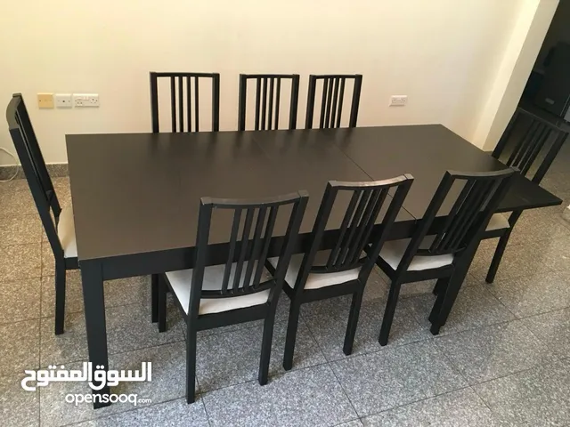 Extendable dinin table with 8 chairs