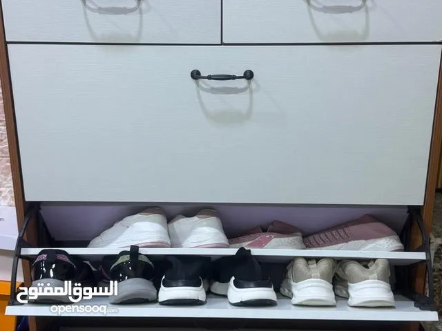 منج رائع جداً ويستعمل إلى خزن الاحذيه وينحط اثاث فوق الميز