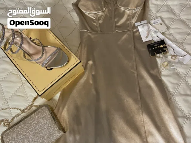 السلام عليكم 3 فساتين ملبوسين مرتين