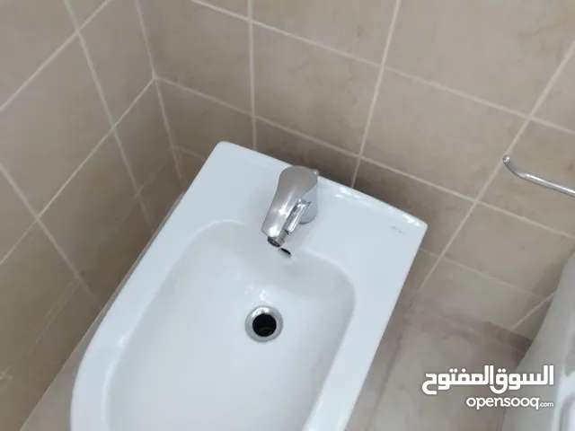 3 اطقم مع شور بوكس شبه جديد حمامات للبيع المستعجل