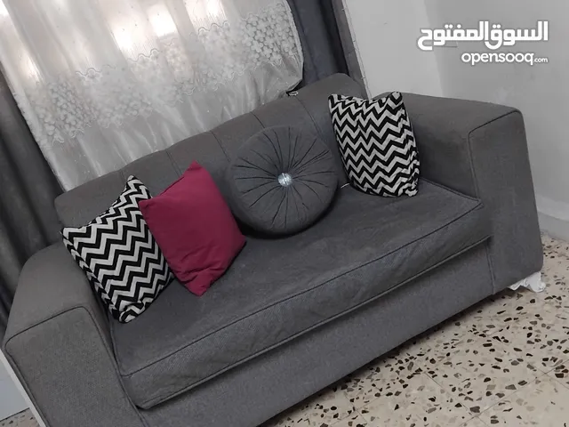 كنب للبيع تفصيل كامل ارضيه خشب كامل الاسفنج سحابات شبه جديد الطاوله مع الكنب
