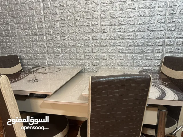 طاولة سفرة قابلة للطي بحالة ممتازة مع 6 كراسي يمكن تكبيرها حجمها متر في مترين البيع بداعي السفر