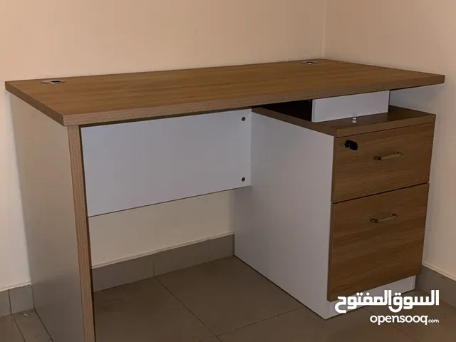 “مكتب عملي بحالة ممتازة – Functional Office Desk in Excellent Condition”