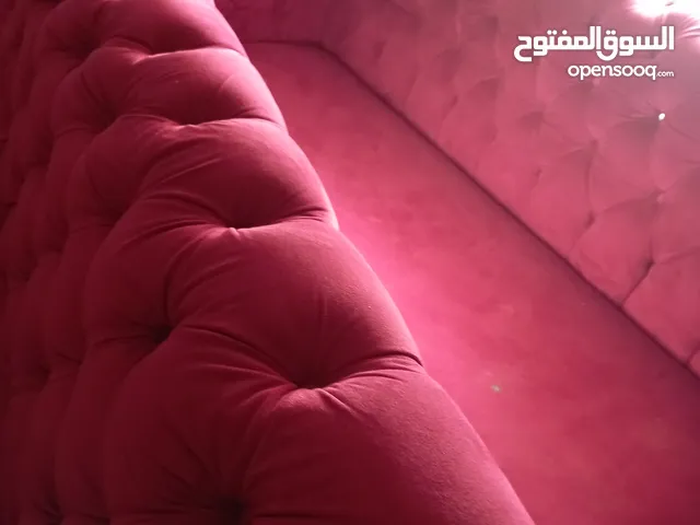 مجلس احمر استخدام بسيط مع الستائر طقم ينفع لغرفه الضيوف