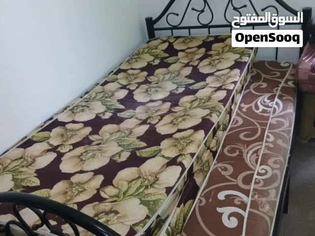 سرير مفرد نص للبيع مع فرشه