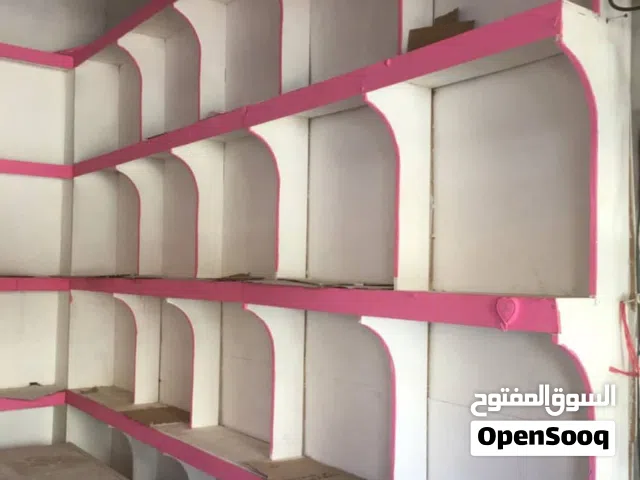 تخشيبة بقالة مع ديكور كرتوني خشبي وسقف مستعار