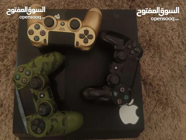 PS4 للبيع بحاله الوكاله 2تيرا وثلث أدين اربع سيديهات