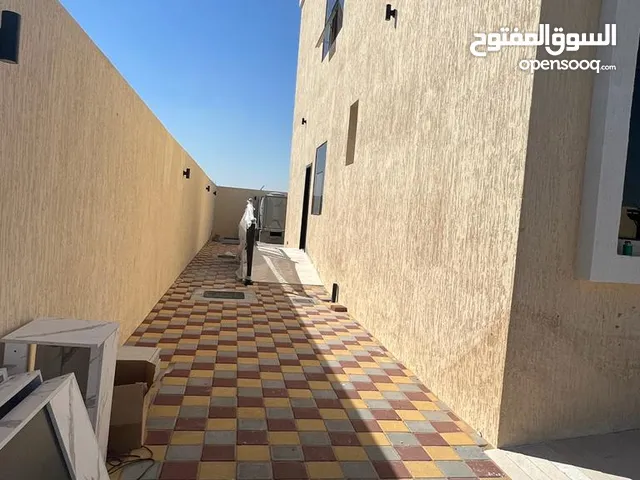 للبيع فيلا فخمه مكونه من طابقين 5 غرف مساحه واسعه جدا لوكيشن مميز جدا بمنطقه بساتين الزبير بالشارقه.