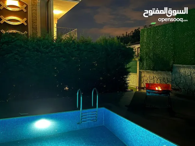 فيلا للايجار في صبنجه خمس غرف و جاكوزي و مسبح و حديقه خاصه مكيفه بالكامل وسط صبنجة