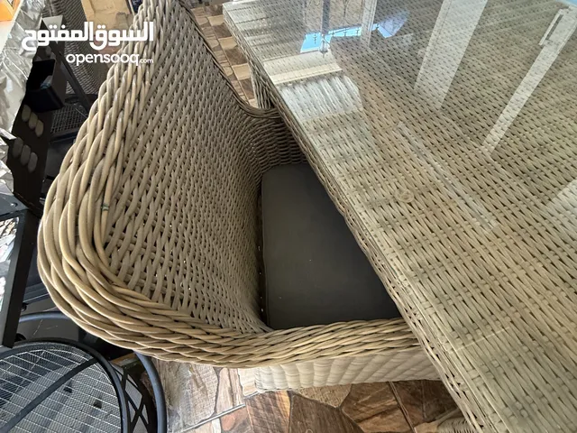 طاولة جلوس خارجية للحديقة مع شواية على الغاز للهمبرغل كبيره
