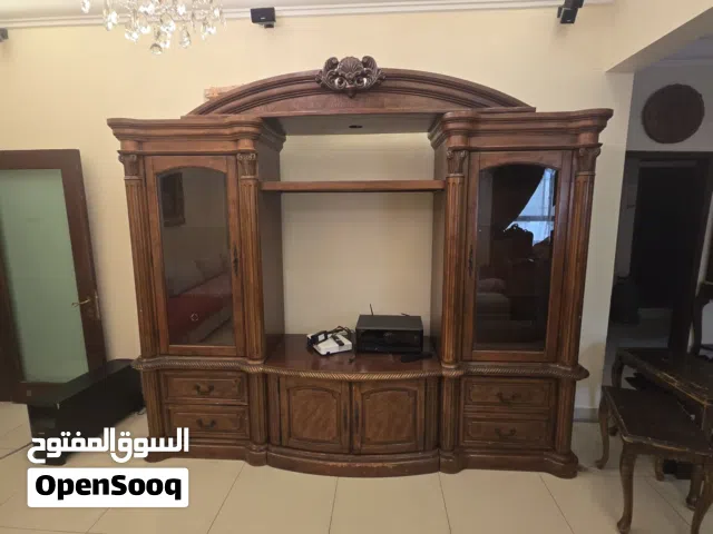 طقم وحدة تلفزيون خشب كلاسيك + خزائن عرض (4 قطع) – قابل للتفاوض