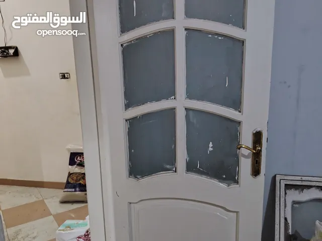 وحده مطبخ الموتال ووحده حمام ومعاها حوض بالرخامه 4 أبواب خشب محمل تقيل