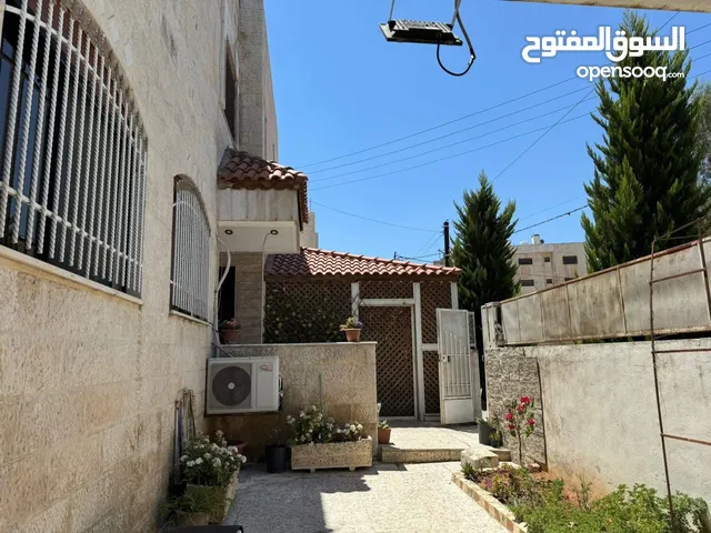 منزل مستقل طابقين بتشطيبات مميزة وموقع مميز للبيع