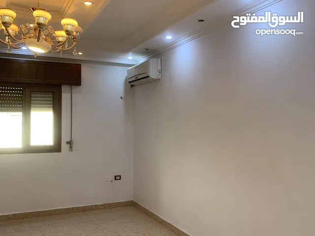 185 m2 3 Bedrooms Villa for Rent in Tripoli Zanatah