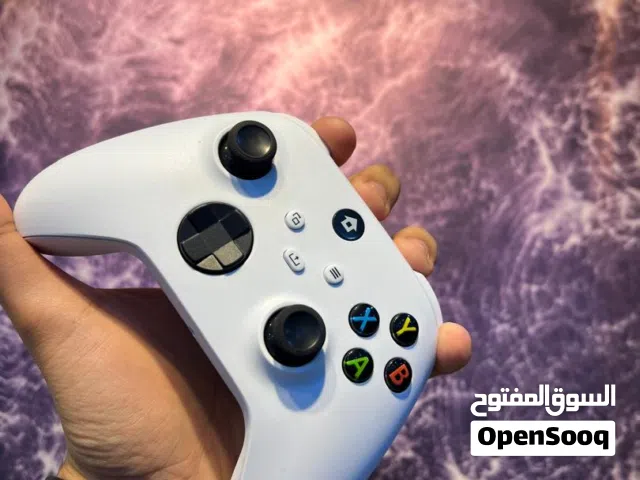 يد تحكم شبيهة بالأصلية، تصميم مريح وثقيل في اليد، مناسبة للعب الطويل.