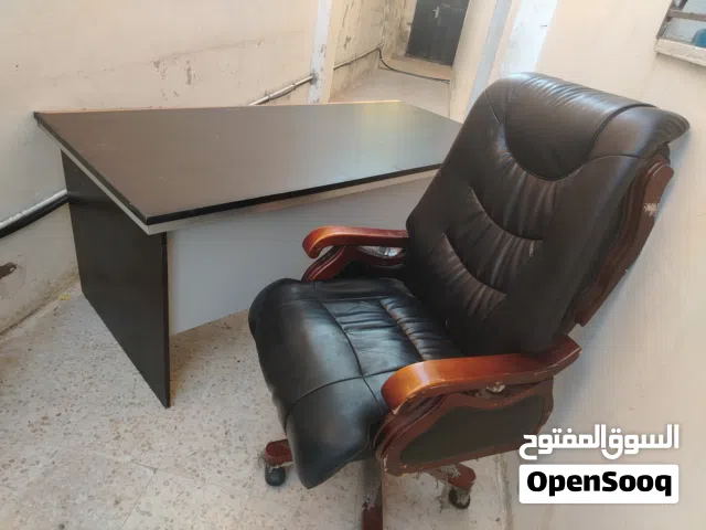 مكتب مع كرسي فخم بحاله الوكاله