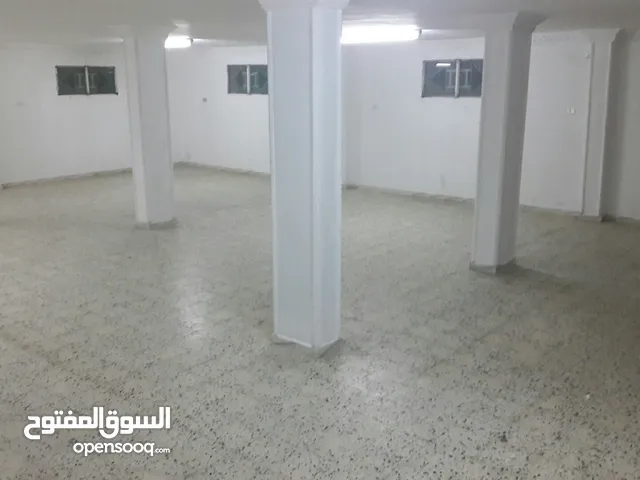 مخزن للايجار والطريق تدخل حاويه 40قدم