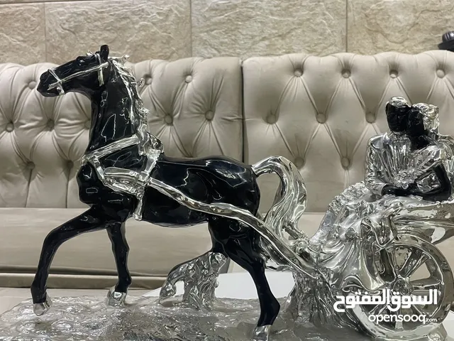 مسجم فاخر منزلي مستعمل للبيع — مجسّم فاخر لحصان وعربة كلاسيكية – قطعة ديكور أنيقة