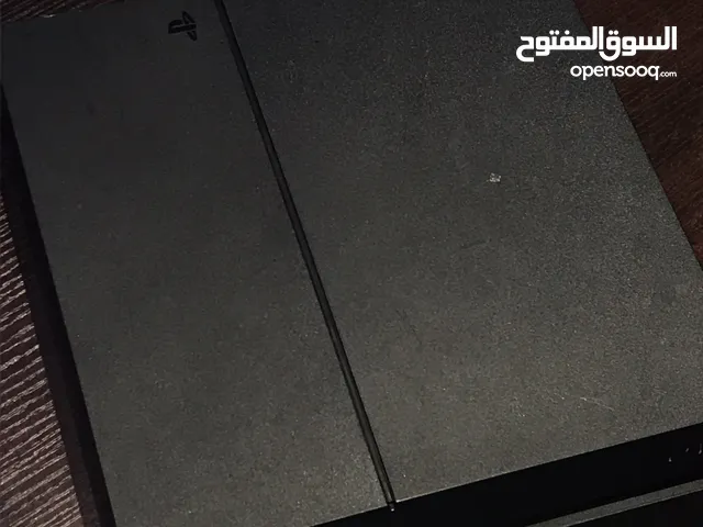 بلستيشن 4 نظيفه ما فيها اي مشاكل مع جهازين مع خمس اشرطه