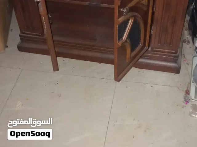للبيع خزانة خشبية