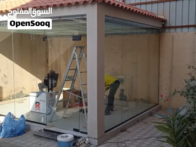 زجاج سكريت واجهات محلات شاورات مرايات صيانة زجاج وفك وتركيب دربزينات قواطع زجاجيه ابواب سحاب