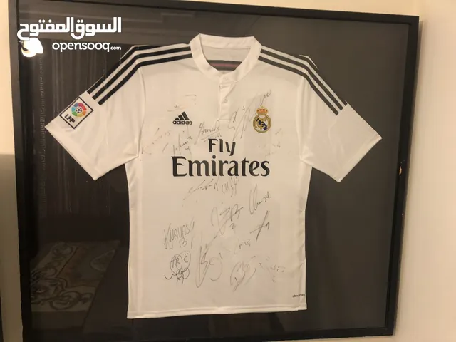 قميص ريال مدريد موقع من كل 17 لاعب من فريق ريال مدريد الأساسين فى  تاريخ2018/12/22 فى دبي.