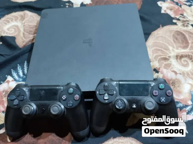 متوفر جهاز بلايستيشن 4 سلم مهكر نضام 13 مختم بلاصق الوكاله مع يدين وكاله وجميع اسلكه السعر 700سعودي