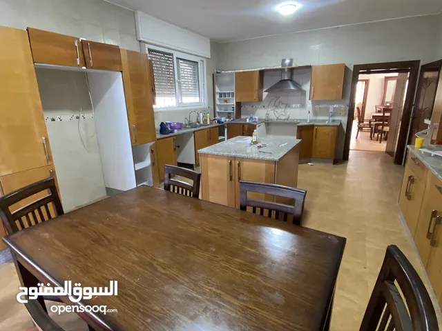 خزائن ورخام مطبخ من مطابخ الطباع بوضع ممتاز جداً