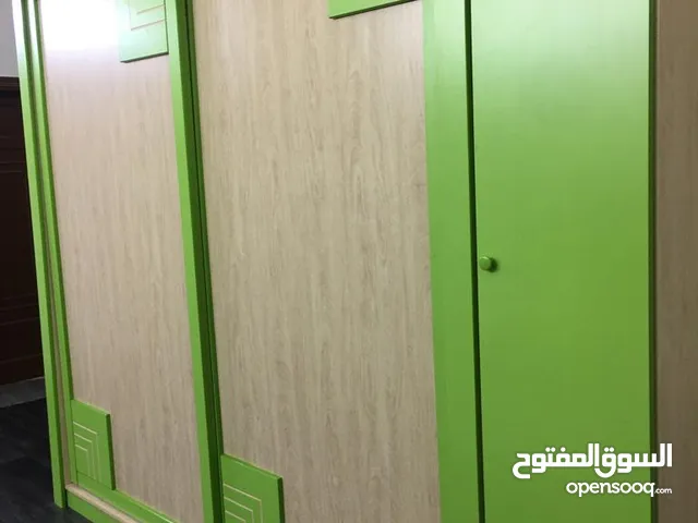 سرير ودولاب استخدام أطفال