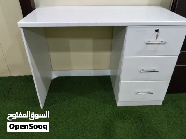 للبيع طاولة خشب ثقيل لم تستخدم كثير تم تفصيلها خاصة
