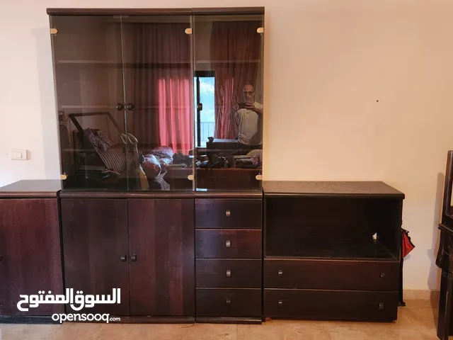 مجانا في ضهور العبادية: طاولة سفرة، 8 كراسي، خزانة خشبية وفترينا