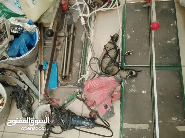 عدد يدويه مقص وجلخ وخلاط ومثقب عدد كتير متفرقه جده الصفا