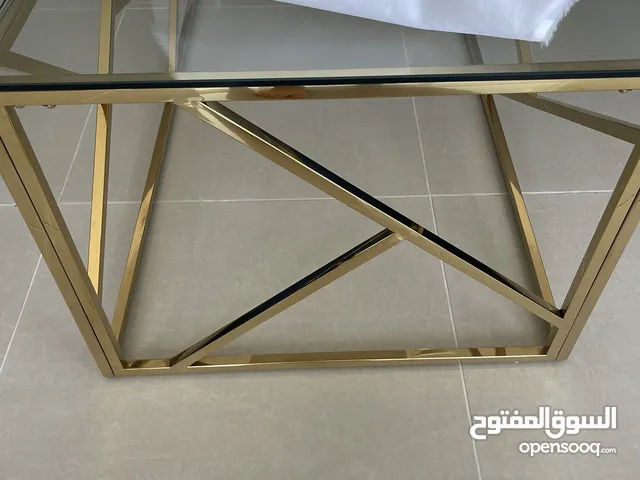 طاولة ذهبية بدزاين انيق