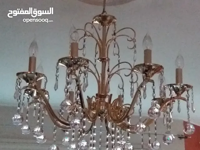 3 نجفة مدهب نفس الشكل 8 ذراع لم يستخدم بخصم كبير + 2 ابليك نفس الشكل + 1 نجفه طرقة صغيرة