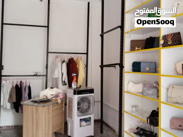 رفوف خشب عدد2 150 ستاند حديد 200 الف تعلاكات عدد85 لون وردي 20 تعالاكات بنطرون 85 الف