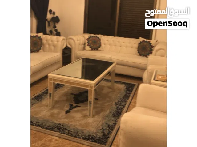 طقم كنب 7 مقاعد لون ابيض للبيع مع طقم طاولات 3وشامل الاكسسوارات 1200 الطقم بحاجة لدراي كلين فقط