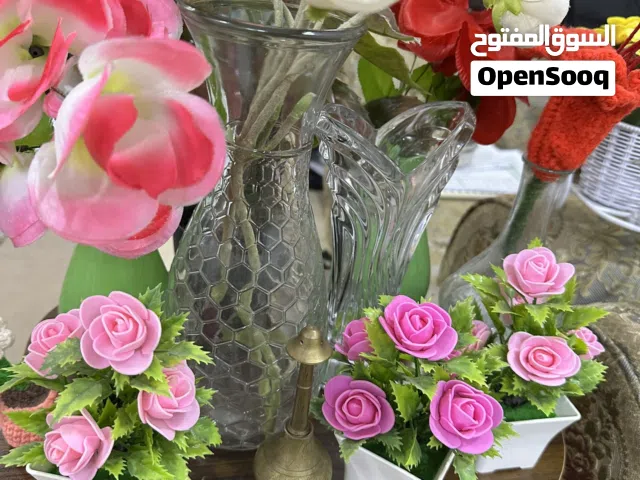 مزهريات جميلة وقطع ديكور متنوعة أنيقة،، بعضها جديد وبعضها مستعمل ، بدون عيوب مخلة