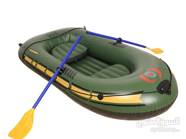 قارب يحمل شخصين