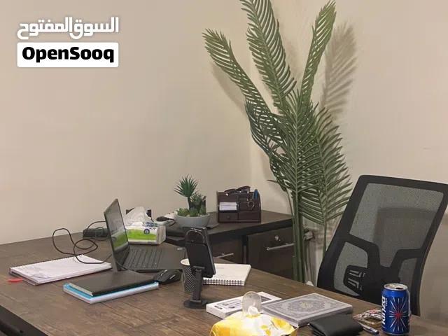 مكتب شبه جديد مدير مع كرسي 180 سم للبيع