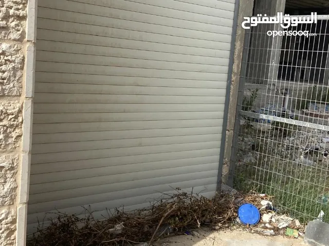 محل مع مساحة خارجية مبلطة مشتلفوت