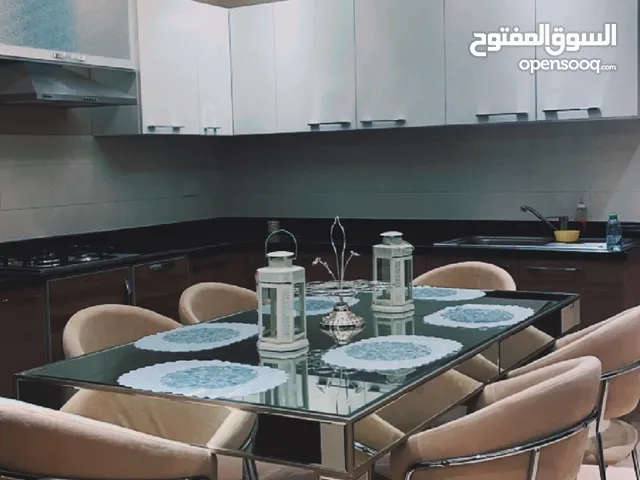 للبيع طاوله طعام مع الكراسي