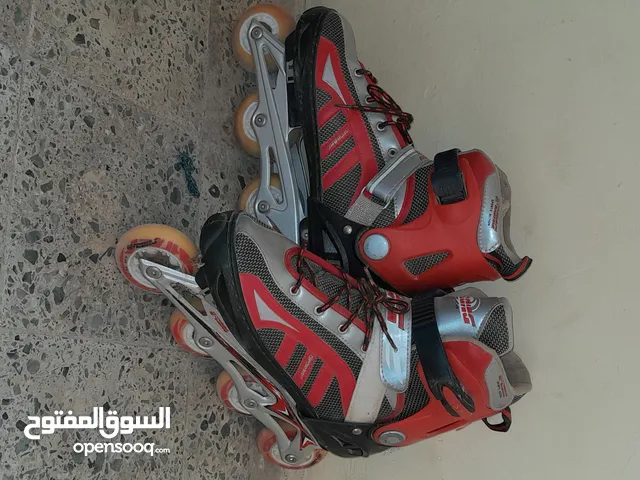 حذاء تزلج احمر اللون