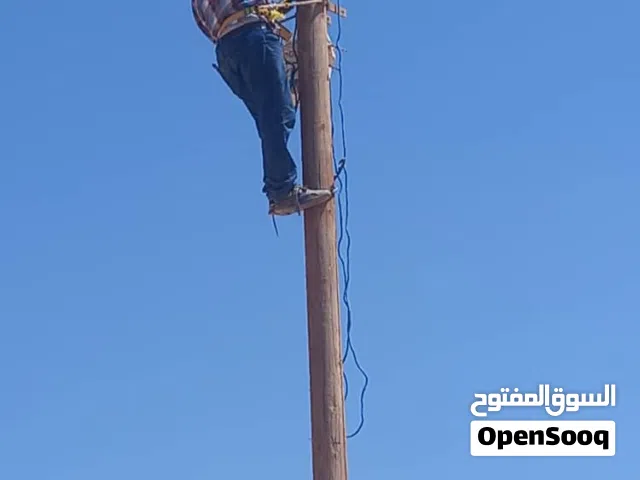 فني اعمدة كهربائية وشد اسلاك وتغيير فازة الاقوى وتركيب كشافات