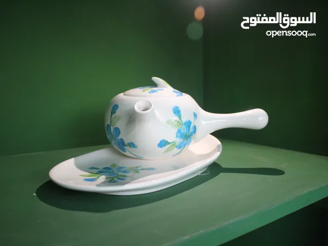 إبريق شاي من السيراميك مصنوع يدويًا مع رسم يدوي