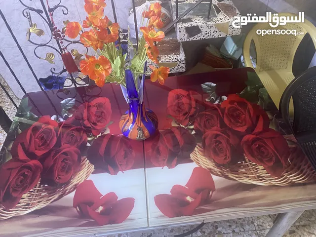 للبيع ميز طعام مستعمل لمده سنه واحد جديد ما بي اي خدش او شطب